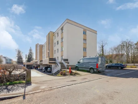 Titelbild - Wohnung kaufen in Memmingen - Memmingen: Vermietete 3-Zimmer-Wohnung mit Balkon, Stellplatz und Kellerabteil