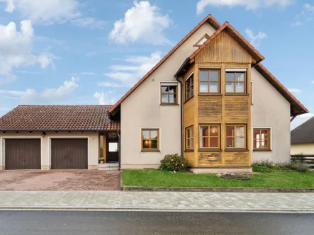 Titelbild - Haus kaufen in Edelsfeld - Großzügiges Zweifamilienhaus in guter Lage