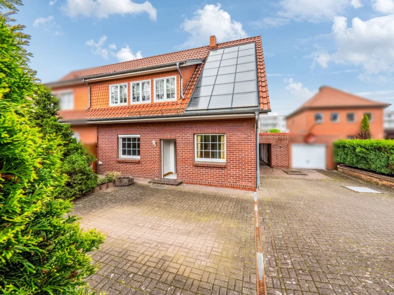 Frontansicht - Haus kaufen in Hagenow - Großzügige Doppelhaushälfte mit zwei Wohneinheiten