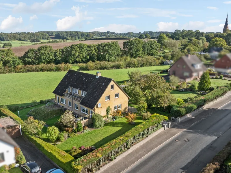 Titelbild - Haus kaufen in Sterup - Zweifamilienhaus mit Baulücke und Blick ins Grüne in zentraler Lage von Sterup