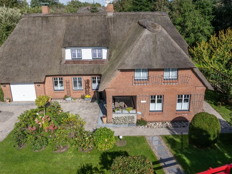 Titelbild - Haus kaufen in Ladelund - Renoviertes Reetdach in Nordfriesland. Es muss nicht immer Sylt sein;aber auf dem Weg dorthin.