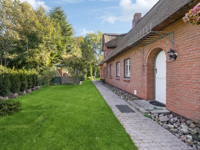 Hausansicht - Haus kaufen in Ladelund - Traum unter Reet auf dem Lande in Nordseenähe 