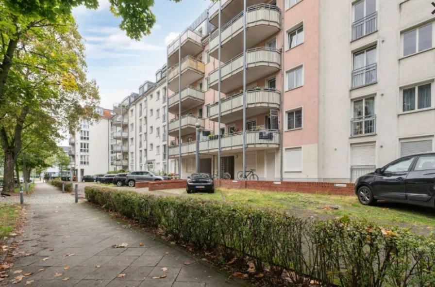 Hausansicht - Wohnung kaufen in Berlin - Vermietete 1,5-Zimmer-Wohnung mit Balkon in beliebter Lage von Berlin Alt-Hohenschönhausen