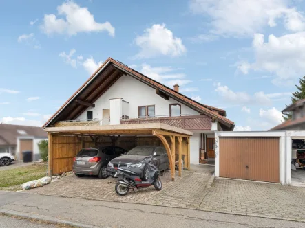 Hausansicht - Haus kaufen in Meßkirch - Doppelhaushälfte mit Einliegerwohnung und moderner PV-Anlage