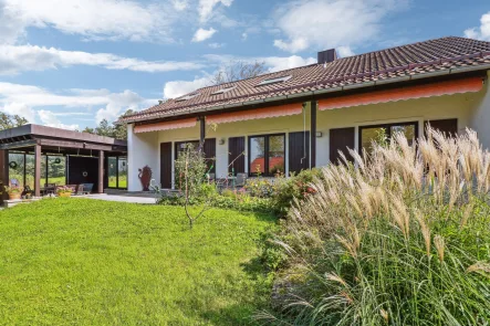 Ansicht - Haus kaufen in Riedering - Charmantes Einfamilienhaus mit Atelier in Riedering: Ruhige Wohnlage mit Blick zum Simssee