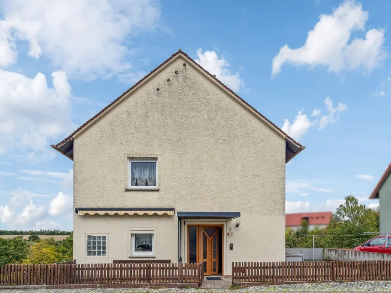 Titelbild - Haus kaufen in Lisberg - Charmantes Zweifamilienhaus mit Blick auf die Burg – Einzugsfertig!