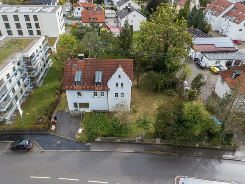 Außenansicht 1 - Haus kaufen in Bobingen - Mehrfamilienhaus mit 5 Einheiten (3 WE frei) und genehmigter Bauvoranfrage für Neubau in Bobingen