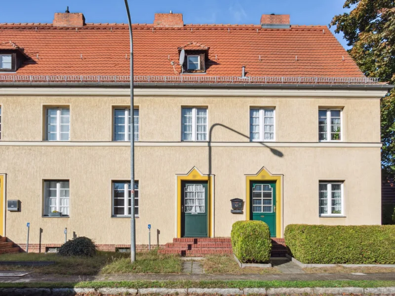 Titelbild - Haus kaufen in Wustermark - Elstal: Reihenmittelhaus zur Selbstverwirklichung mit 5 Zimmern, Garten, voll unterkellert 