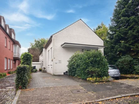 Hausansicht - Haus kaufen in Delmenhorst - Charmantes Einfamilienhaus mit kleiner Praxisfläche und besonderer Architektur in Delmenhorst