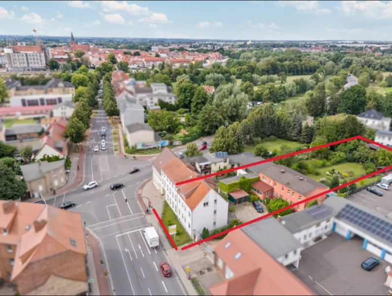 Titelbild - Haus kaufen in Güstrow - Mehrfamilienhaus mit Hinterhaus und Garten in der Nähe vom Schlossgarten in Güstrow