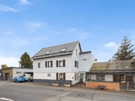 Hausansicht - Haus kaufen in Staufenberg - Großzügiges Mehrgenerationenhaus mit Anbau und idyllischem Garten in Staufenberg