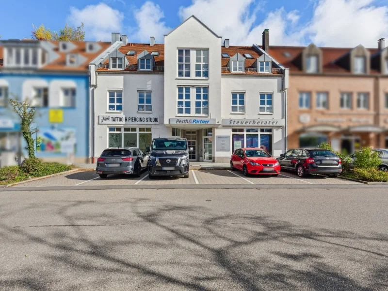 Hausansicht - Wohnung kaufen in Neutraubling - Moderne 2-Zimmer-Maisonette-Wohnung in Neutraubling 