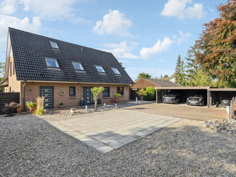 Hausansicht - Haus kaufen in Struvenhütten - Sehr gepflegtes Ein-/Zweifamilienhaus mit Ausbaupotenzial und Doppelcarports in Struvenhütten