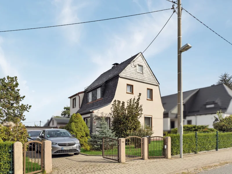 Hausansicht - Haus kaufen in Lichtenau - Teilsaniertes Einfamilienhaus mit großem Garten in Lichtenau