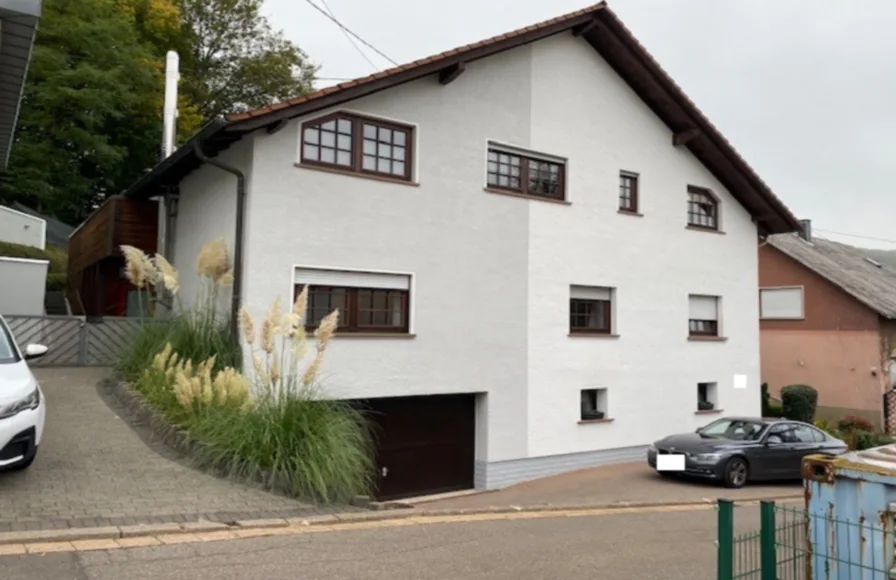 Titelfoto - Haus kaufen in Schmelz - Exklusives Zweifamilienhaus in Schmelz-OT