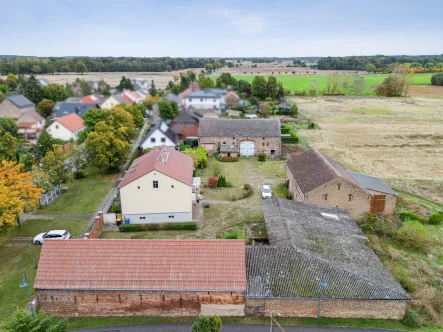 Titel - Haus kaufen in Nuthetal - Vierseithof mit Einfamilienhaus, Ställen, großem Grundstück und angrenzendem Feld in Nuthetal