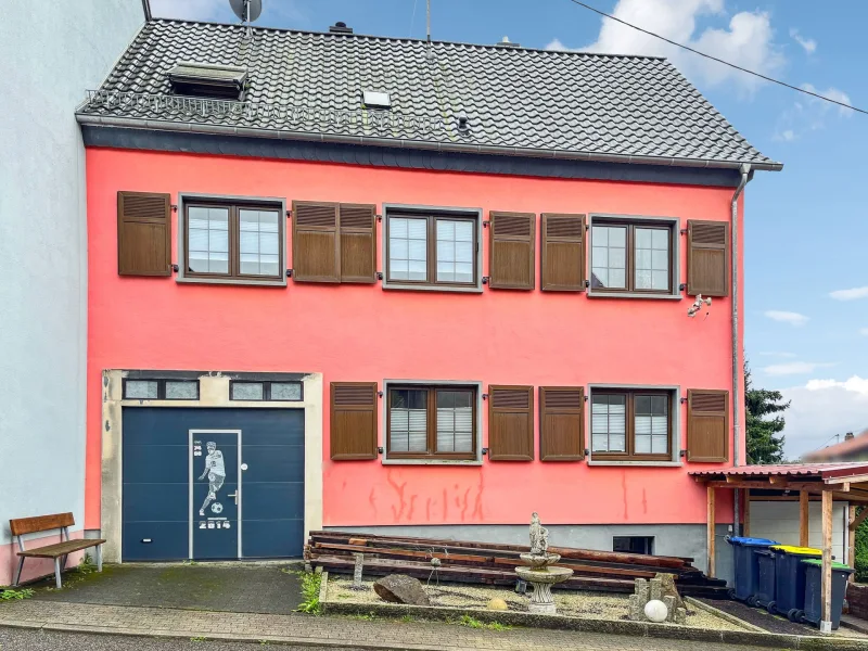 Hausansicht - Haus kaufen in Neunkirchen-Hangard - Zweifamilienhaus mit Garage und Terrasse in Neunkirchen-Hangard - sofort bezugsfrei!