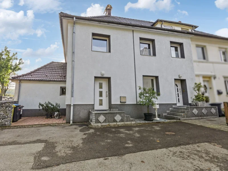 Hausansicht - Haus kaufen in Bottrop - Doppelhaus mit tollem Garten und Garage in der Welheimer Mark