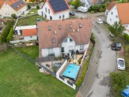 Gärtchen mit Pool und Terrasse