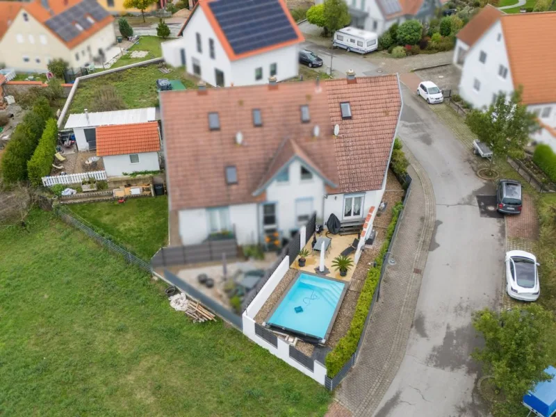 Gärtchen mit Pool und Terrasse