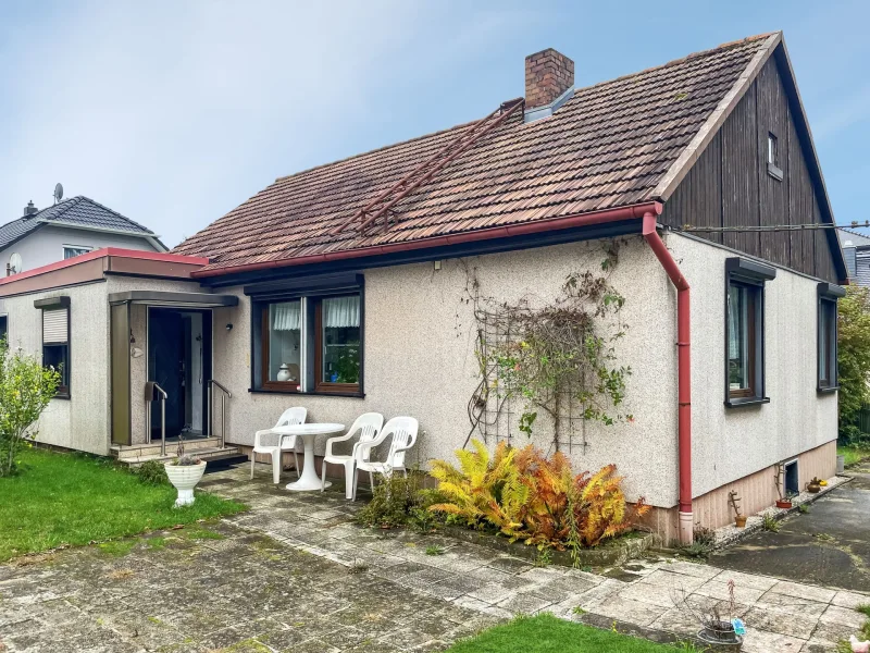 Hausansicht - Haus kaufen in Hoyerswerda - Bungalow mit vier Zimmern in guter und schöner Lage von Hoyerswerda 