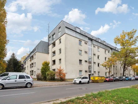 Wohnhausansicht  - Wohnung kaufen in Berlin - Vermietete 2-Zimmer-Wohnung mit Balkon in Berlin-Spandau