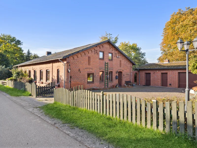 Außenansicht - 1 - Haus kaufen in Grebin - Historische Doppelhaushälfte mit modernem Wohnkomfort in idyllischer Feldrandlage in Grebin