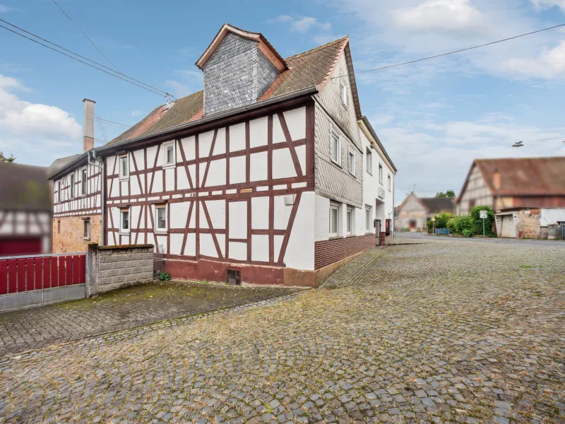 Straßenansicht - Haus kaufen in Ortenberg - Einzigartiges Wohn- und Gaststättenhaus mit großem Potenzial in Ortenberg-Effolderbach