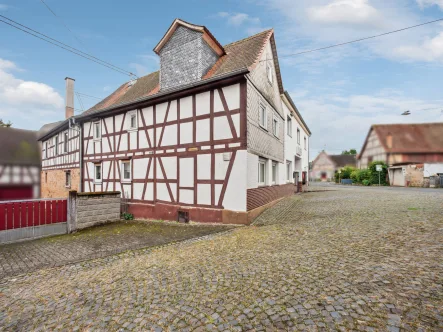 Straßenansicht - Haus kaufen in Ortenberg - Einzigartiges Wohn- und Gaststättenhaus mit großem Potenzial in Ortenberg-Effolderbach