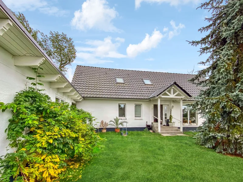 Haus und Carport und Werkstatt