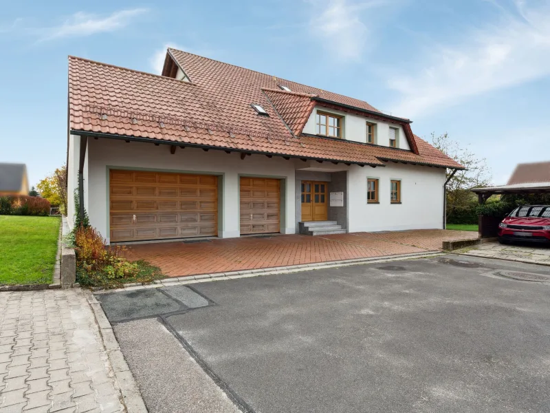 Hausansicht - Haus kaufen in Neustadt an der Waldnaab - Großzügiges Mehrfamilienhaus in Neustadt an der Waldnaab - auch zur Kapitalanlage geeignet!