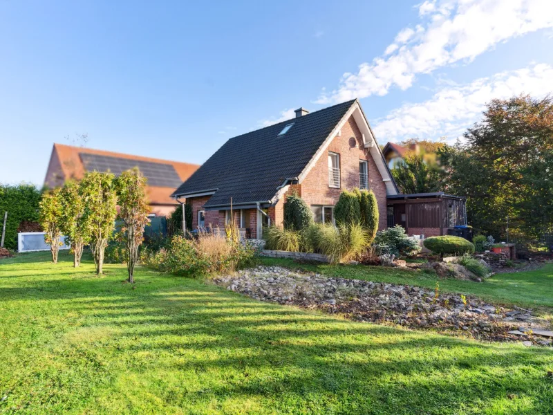 Hausansicht - Garten - Haus kaufen in Hille - Charmantes Einfamilienhaus mit wunderschönem Ausblick und großem Garten