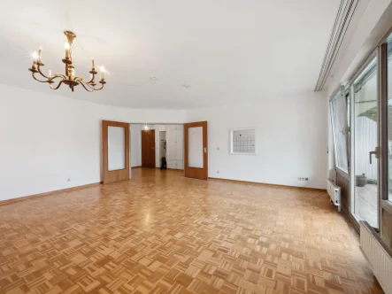 Wohnzimmer  - Wohnung kaufen in Düsseldorf - Lichtdurchflutete Eigentumswohnung mit ca. 89 m² Wohnfläche und TG-Stellplatz in D-Lichtenbroich 