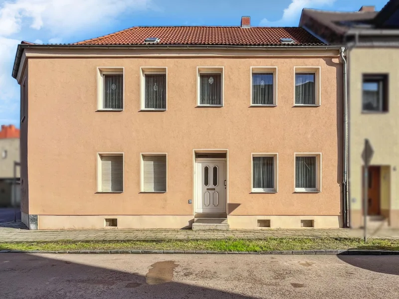 Titelbild - Haus kaufen in Aschersleben - Raum für alle! Großes Haus mit  Ausbauoption im Dachgeschoss