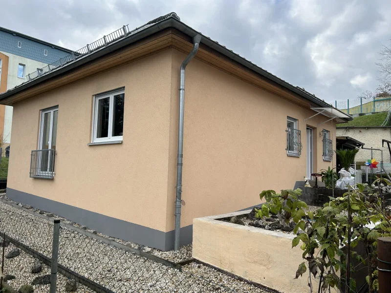 Bungalowstil selten zu finden - Haus kaufen in Rudolstadt - Wohnen auf einer Ebene und ein Gartenhaus gehört dazu - Bungalow in Rudolstadt