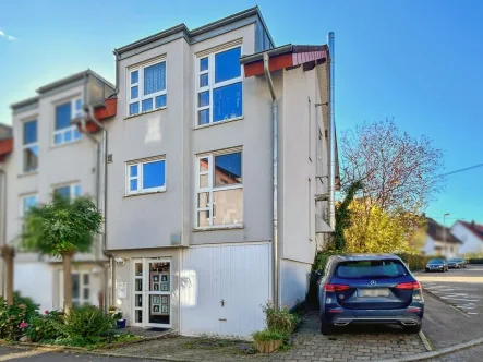 Ansicht - Haus kaufen in Waldenbuch - Familienfreundliches Reihenendhaus mit grünem Garten und sonniger Terrasse in Waldenbuch