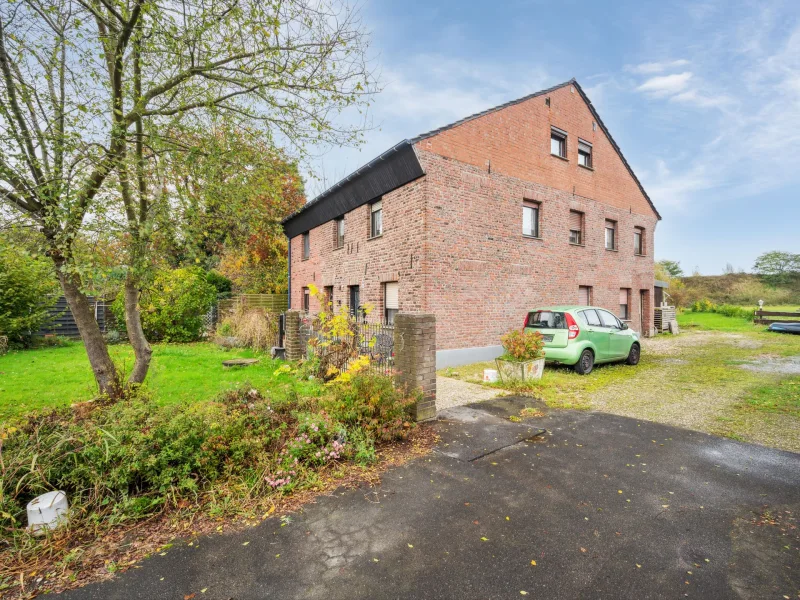 Titelbild - Haus kaufen in Tönisvorst - Einfamilienhaus mit viel Potenzial und Einliegerwohnung in Tönisvorst