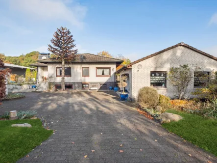 Ansicht Haus - Haus kaufen in Drage - Exklusiver Winkel-Bungalow mit Vollkeller, Garagenbau und Gewächshaus in Stove / Drage