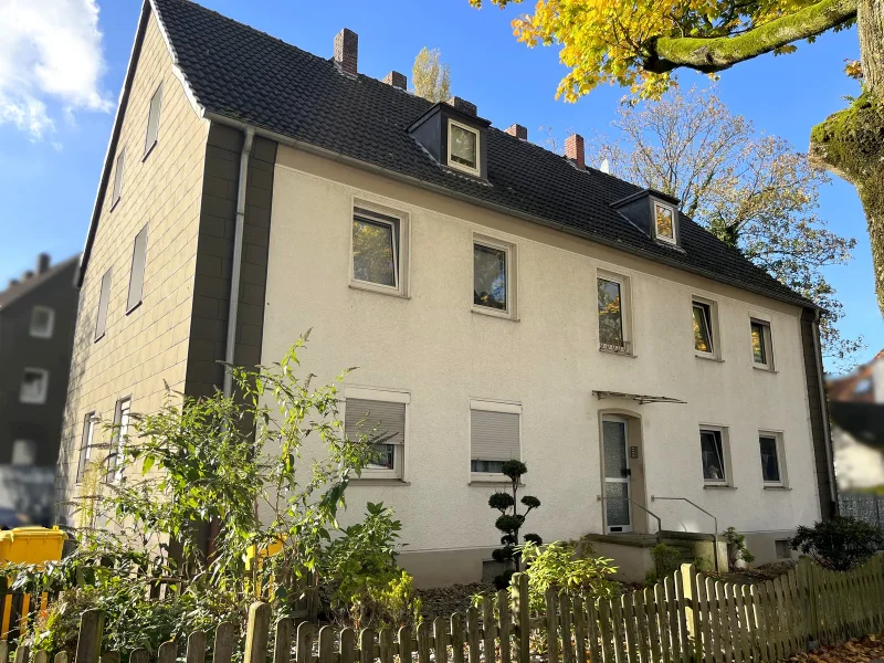 Hausansicht - Haus kaufen in Gelsenkirchen - Freistehendes Mehrfamilienhaus mit fünf Wohneinheiten und viel Potential in Gelsenkirchen-Scholven