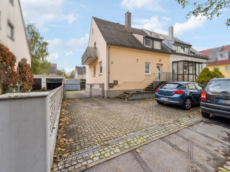 Außenansicht 1 - Haus kaufen in Dachau - Charmante Doppelhaushälfte mit großem Garten zur Kapitalanlage in Dachau