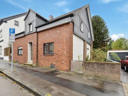 Hausansicht - Haus kaufen in Gelsenkirchen - Ein- bis Zweifamilienhaus in bevorzugter Lage von Gelsenkirchen-Buer auf großem Grundstück