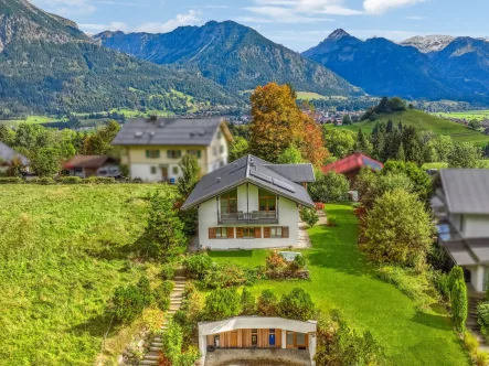 Luftbild - Haus kaufen in Oberstdorf - Großzügiges Einfamilienhaus in idyllischer Lage in Tiefenbach, Oberstdorf