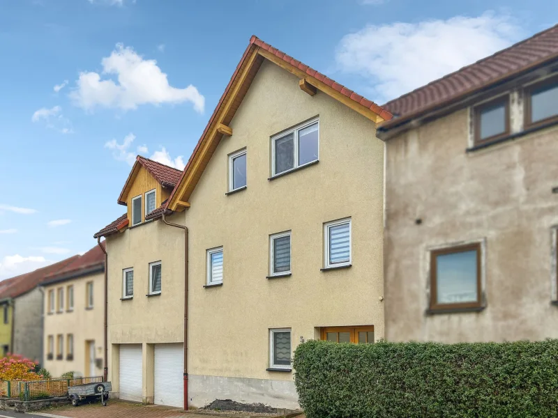 Hausansicht - Haus kaufen in Friedrichroda - Großes Potenzial im Thüringer Wald: Charmantes Reihenhaus plus Sanierungsobjekt in Friedrichroda