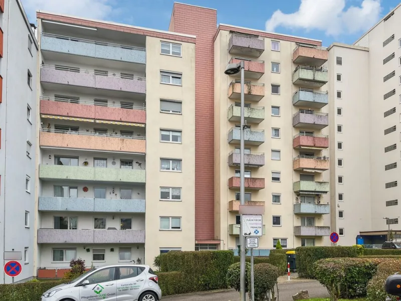 Hausansicht - Wohnung kaufen in Saarbrücken - Großzügige 4,5-Zimmerwohnung im 5. OG mit verglastem Balkon und Stellplatz in Saarbrücken-Dudweiler