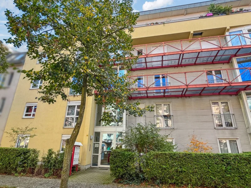 Hausansicht - Wohnung kaufen in Berlin - Vermietete 2-Zimmer-Eigentumswohnung mit Balkon in begehrter Lage von Berlin-Adlershof 