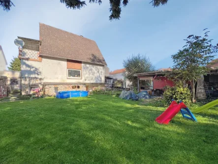 Gartenansicht - Haus kaufen in Billigheim-Ingenheim - Einfamilienhaus mit Renovierungsbedarf und idyllischem Garten in Billigheim-Ingenheim