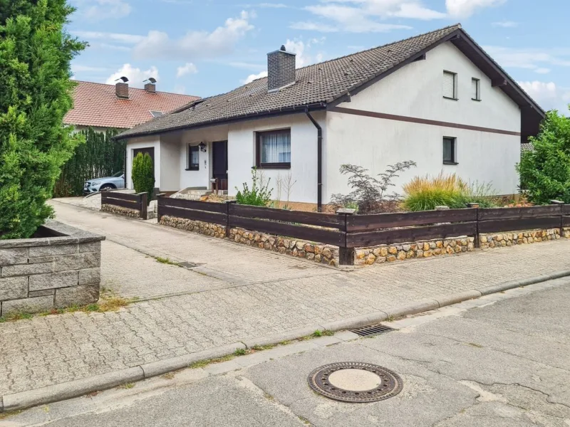 Hausansicht - Haus kaufen in Weisenheim am Sand - Interessante Kapitalanlage: Einfamilienhaus mit langfristigem Mietvertrag der aktuellen Eigentümer