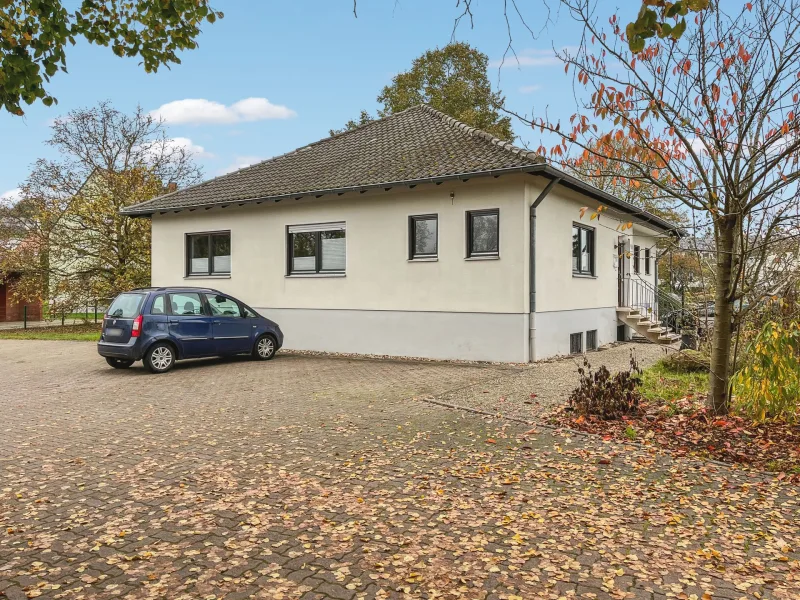 Seitenansicht - Haus kaufen in Hornbach - Freistehendes Bungalow mit großem Hof und Garten in Hornbach 