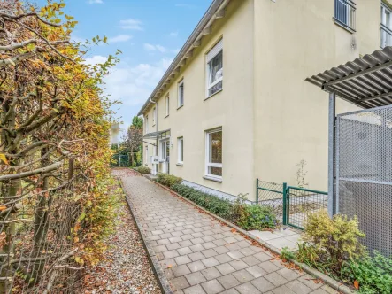 Außenansicht - Wohnung kaufen in Augsburg - Augsburg-Antonsviertel: Frisch renovierte, leerstehende 3 ZKB EG-Wohnung mit großem Garten und TG