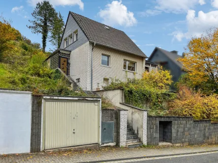 Straßenansicht - Haus kaufen in Bad Neuenahr-Ahrweiler - Gemütliches Einfamilienhaus mit viel Potenzial umgeben von Weinbergen in Lohrsdorf